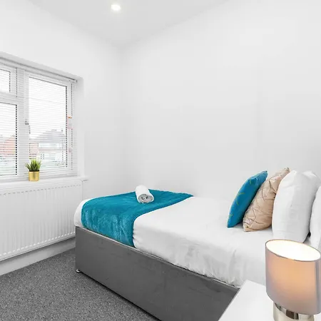 5 Bedroom House - 10 Guests - Multiple Off Street Parking - Garden - Smart Tv - Wifi - Contractors - Families - Groups - Rated - 98q Ferienhaus
