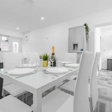 Ferienhaus 5 Bedroom House - 10 Guests - Multiple Off Street Parking - Garden - Smart Tv - Wifi - Contractors - Families - Groups - Rated - 98q Birmingham