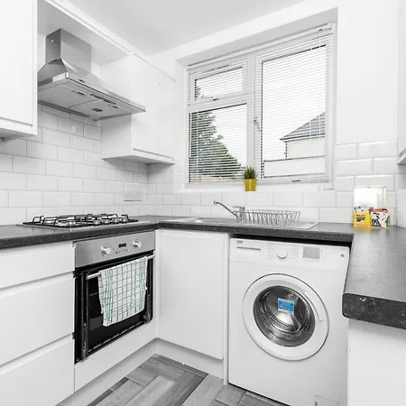 5 Bedroom House - 10 Guests - Multiple Off Street Parking - Garden - Smart Tv - Wifi - Contractors - Families - Groups - Rated - 98q Ferienhaus