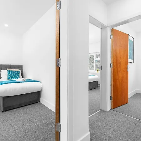Ferienhaus 5 Bedroom House - 10 Guests - Multiple Off Street Parking - Garden - Smart Tv - Wifi - Contractors - Families - Groups - Rated - 98q *