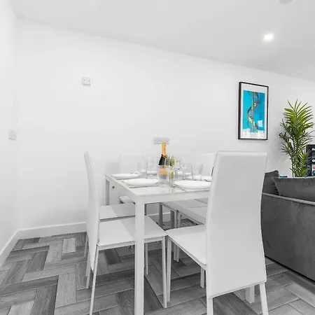 5 Bedroom House - 10 Guests - Multiple Off Street Parking - Garden - Smart Tv - Wifi - Contractors - Families - Groups - Rated - 98q * Birmingham